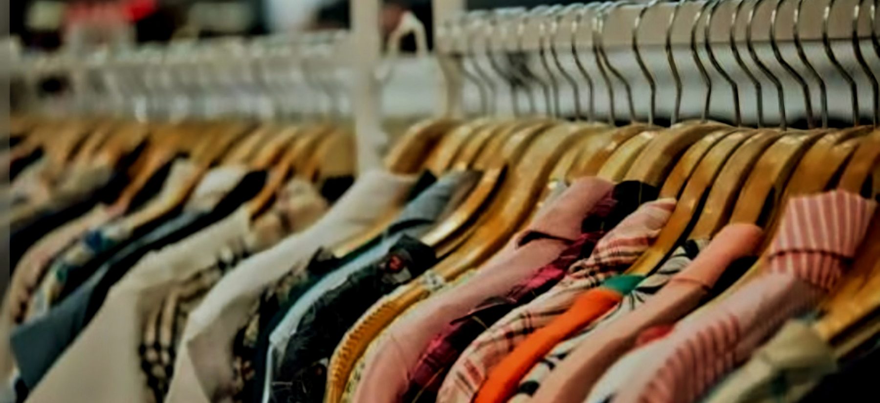 Capi appesi in una boutique